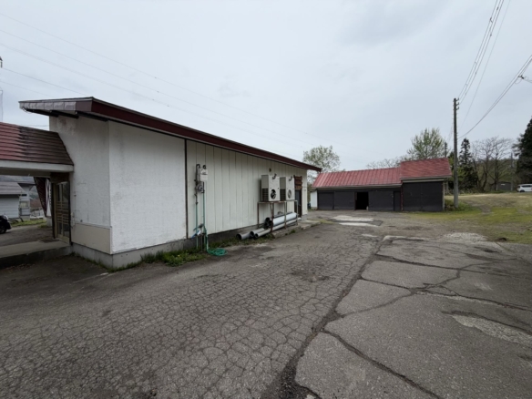 Endless Potential Near Akakura Kanko Ski Resort: Former Restaurant with Large Warehouse