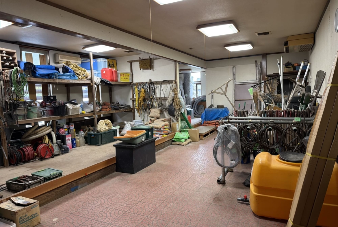 Endless Potential Near Akakura Kanko Ski Resort: Former Restaurant with Large Warehouse