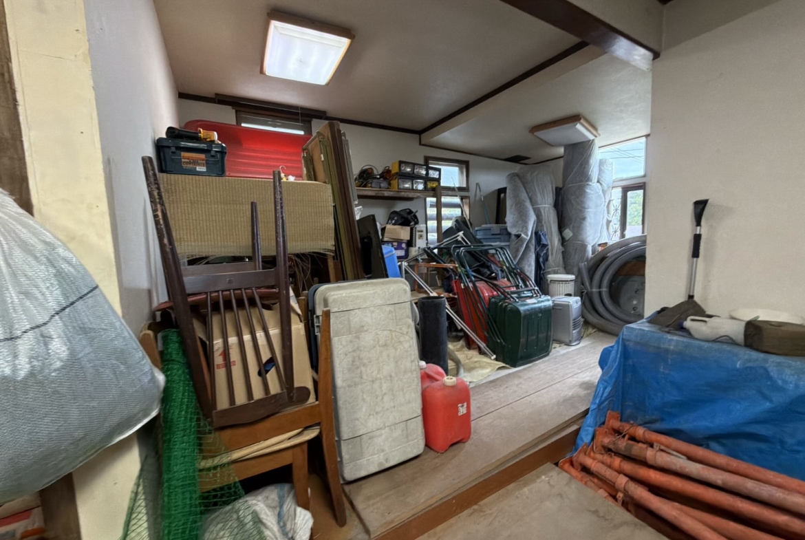 Endless Potential Near Akakura Kanko Ski Resort: Former Restaurant with Large Warehouse