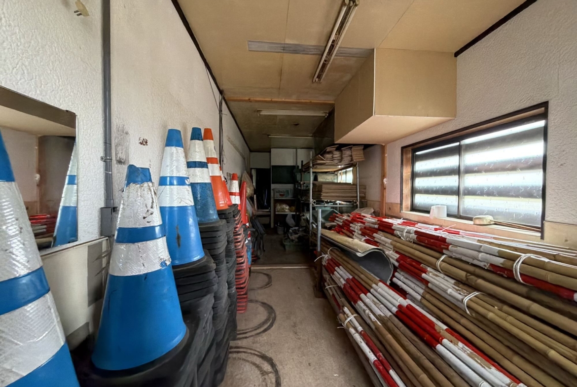 Endless Potential Near Akakura Kanko Ski Resort: Former Restaurant with Large Warehouse