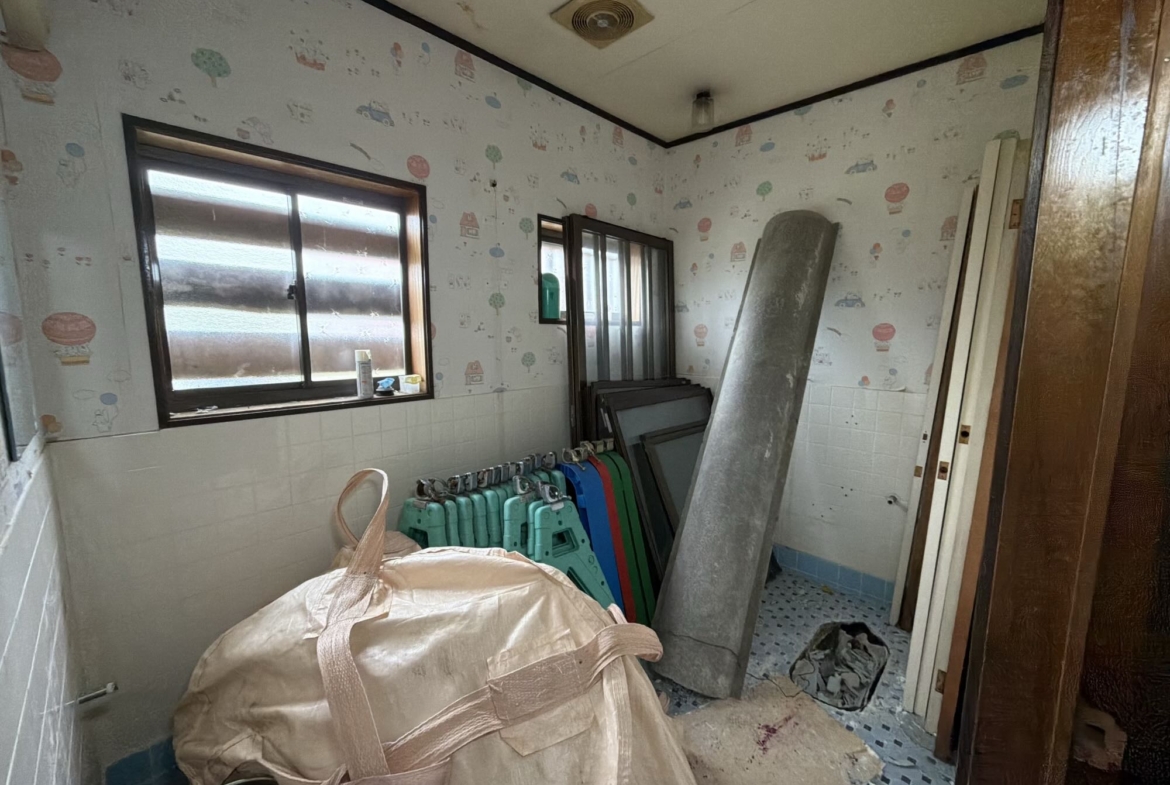 Endless Potential Near Akakura Kanko Ski Resort: Former Restaurant with Large Warehouse