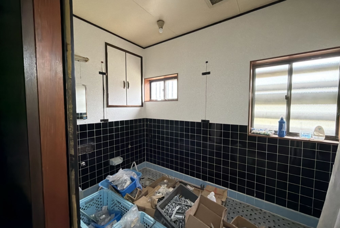 Endless Potential Near Akakura Kanko Ski Resort: Former Restaurant with Large Warehouse