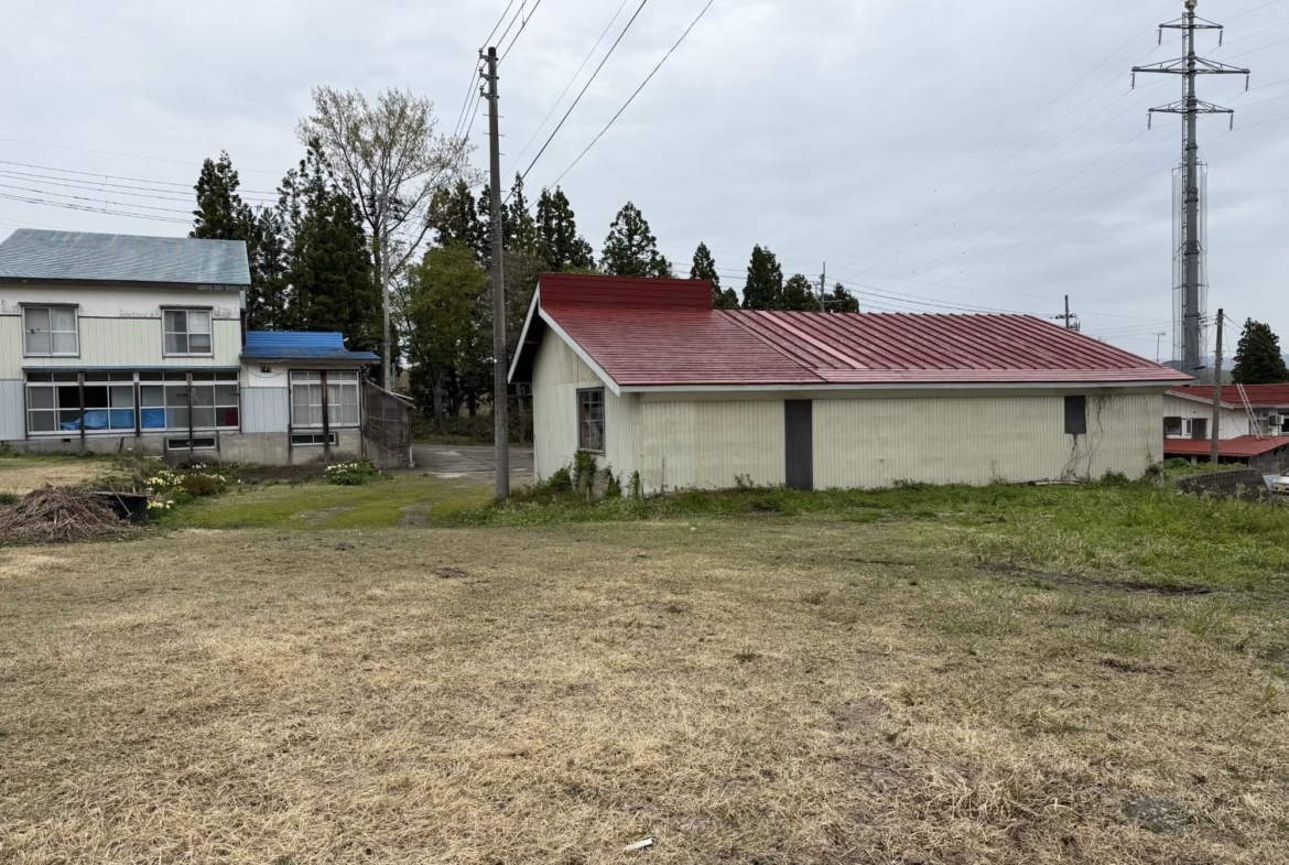 Endless Potential Near Akakura Kanko Ski Resort: Former Restaurant with Large Warehouse
