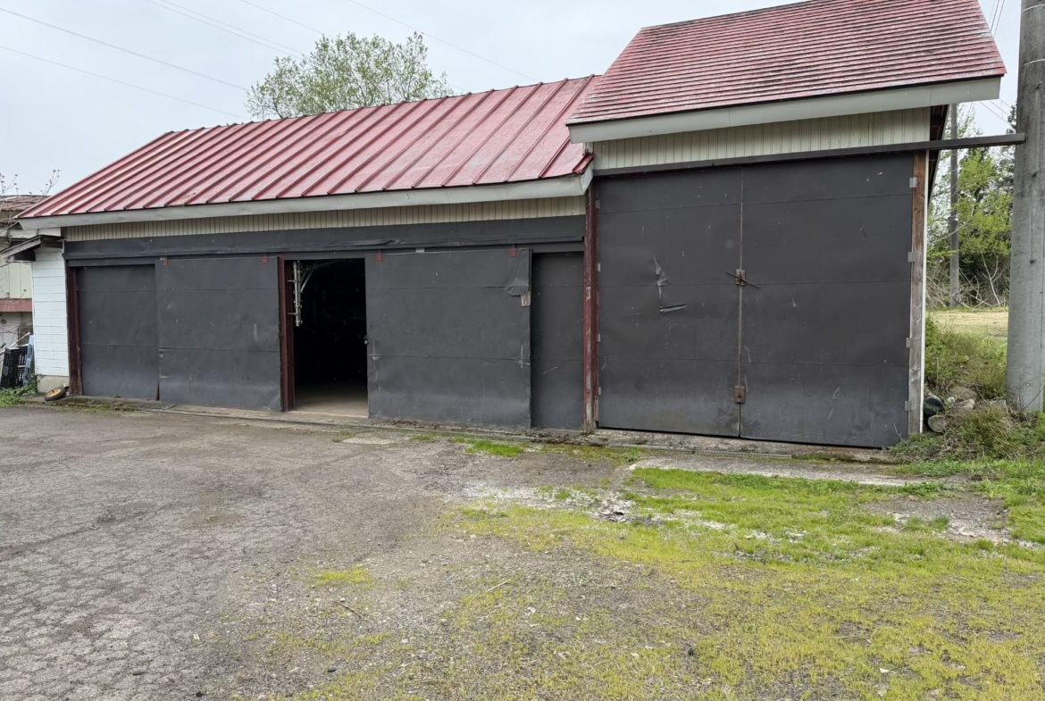 Endless Potential Near Akakura Kanko Ski Resort: Former Restaurant with Large Warehouse