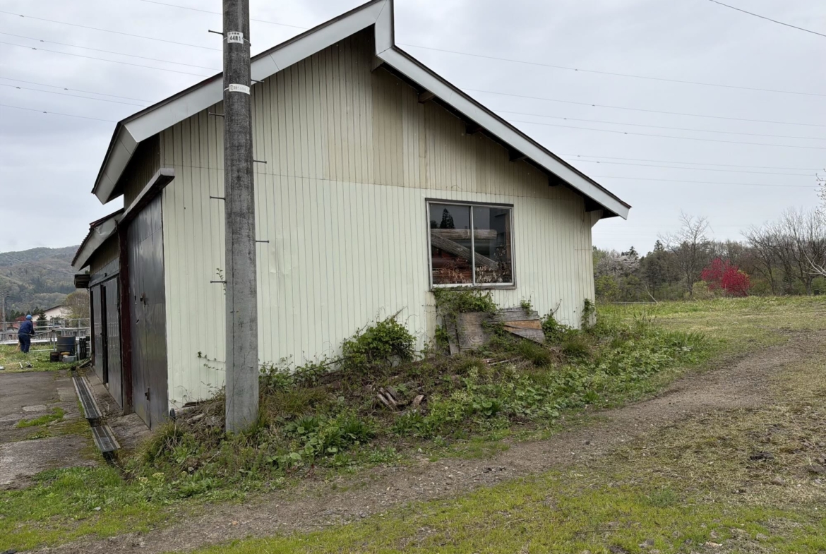 Endless Potential Near Akakura Kanko Ski Resort: Former Restaurant with Large Warehouse