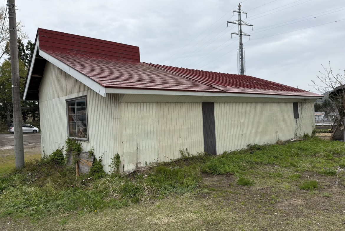 Endless Potential Near Akakura Kanko Ski Resort: Former Restaurant with Large Warehouse