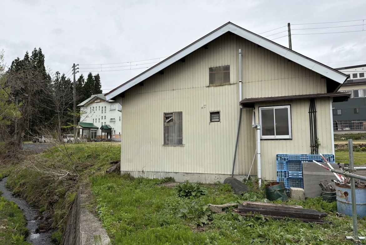 Endless Potential Near Akakura Kanko Ski Resort: Former Restaurant with Large Warehouse