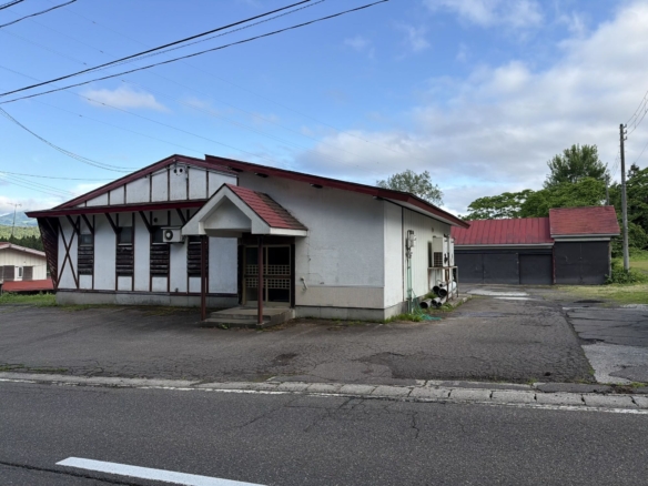 Endless Potential Near Akakura Kanko Ski Resort: Former Restaurant with Large Warehouse